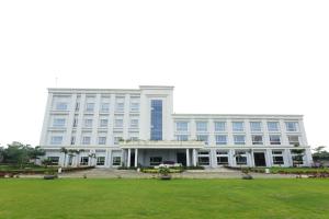 兰奇Vinaika Eco-Resort的一栋白色的大楼，前面有一片草坪