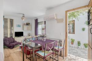 eine Küche und ein Wohnzimmer mit Tisch und Stühlen in der Unterkunft Espelete in El Puerto de Santa María