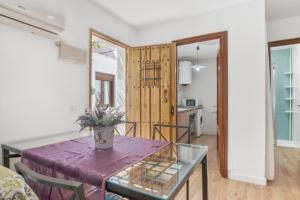 ein Wohnzimmer mit Tisch und Küche in der Unterkunft Espelete in El Puerto de Santa María