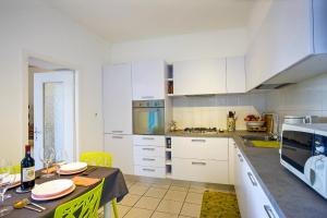 Kuchyň nebo kuchyňský kout v ubytování Piazzale Italia