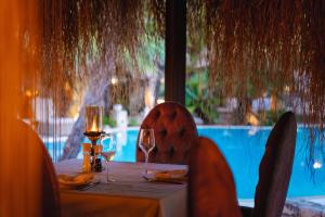 een tafel met twee glazen wijn erop bij Achtis Hotel in Afitos