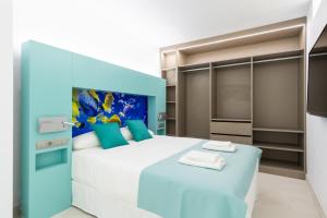 Schlafzimmer mit einem weißen Bett mit blauen Akzenten in der Unterkunft Edison Building By CanariasGetaway in Guanarteme + 168 Fotos