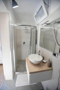 un baño con lavabo y ducha en San Biagio Suites, en Lecce