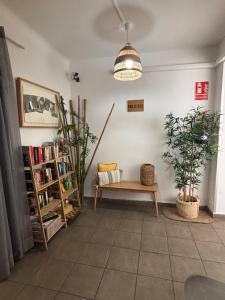 埃尔阿雷纳尔泰德酒店的一间带长凳和书架的客厅