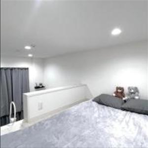 una camera da letto con un letto con due orsacchiotti sopra di Shinjuku sumika5 a Tokyo