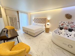 Ένα ή περισσότερα κρεβάτια σε δωμάτιο στο Akla Burgo de Osma +20 φωτογραφίες