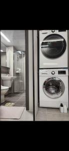 eine Küche mit Waschmaschine und Spüle in der Unterkunft Ocean GYM n Spa, free parking in Busan