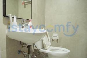 a bathroom with a sink and a toilet at Studio Pollux Habibie B1617 City View in Batam Center