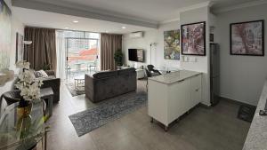 TV a/nebo společenská místnost v ubytování INVERNESS 14 Camberwell Road SEA POINT BEST LOCATION super luxury one bedroom with pool, balcony, garden & Sea Views