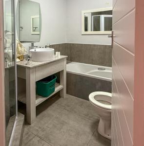 Koupelna v ubytování INVERNESS 14 Camberwell Road SEA POINT BEST LOCATION super luxury one bedroom with pool, balcony, garden & Sea Views