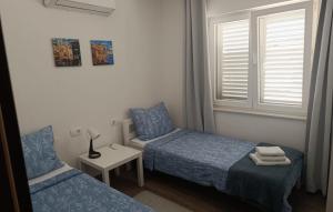 Ένα ή περισσότερα κρεβάτια σε δωμάτιο στο Apartman Family Covic 2 by Villas Guide