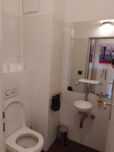 ザンクト・ファイト・アン・デア・グランにあるExklusive Penthousewohnung im Stadtzentrumのトイレと洗面台を備えた白いバスルーム +6枚の写真