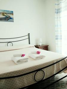 a bedroom with a bed with two towels on it at Hotel Le Onde in Terracina