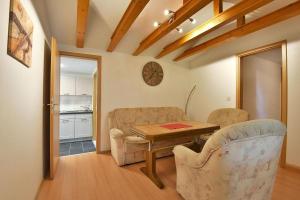 un soggiorno con un tavolo e due sedie di Campingplatz & Bungalowdorf am Waldbad a Erlau