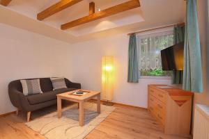 un soggiorno con un divano e una TV di Campingplatz & Bungalowdorf am Waldbad a Erlau Altre 43 foto