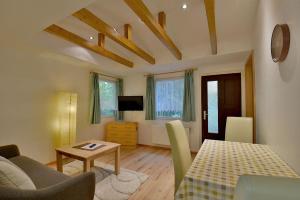un soggiorno con un tavolo e una sala da pranzo di Campingplatz & Bungalowdorf am Waldbad a Erlau