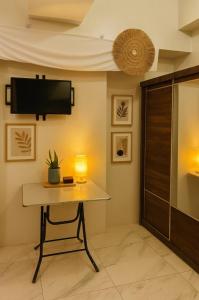 Μια τηλεόραση ή/και κέντρο ψυχαγωγίας στο Room condo Guadalupe, Banawa Cebu City