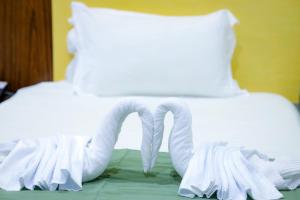 Llit o llits en una habitació de Doha Dynasty Hotel