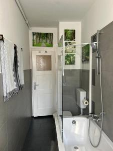 Ένα μπάνιο στο Charmante 2-Zi-Altbau-Wohnung - 5 Min zum Dom +22 φωτογραφίες