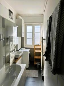 Ένα μπάνιο στο Charmante 2-Zi-Altbau-Wohnung - 5 Min zum Dom