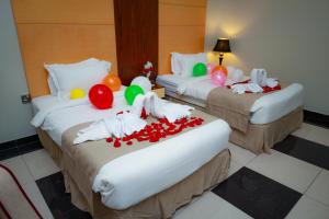 Llit o llits en una habitació de Doha Dynasty Hotel