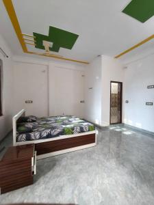 AyodhyaにあるOmkar Villaの部屋にベッドがある寝室