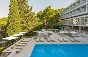 Bazén v ubytování Bluesun Hotel Maestral nebo v jeho okolí