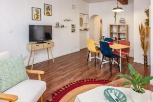 Μια τηλεόραση ή/και κέντρο ψυχαγωγίας στο Appartement Gambetta - Hypercentre - Gaillac +17 φωτογραφίες