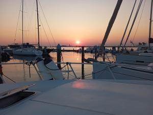 カヴァッリーノ・トレポルティにあるBoat4uの日没時の港に停泊する船団