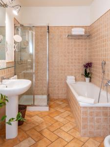 Koupelna v ubytování Borgo degli Ulivi - Castello di Montegridolfo