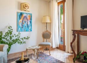 TV a/nebo společenská místnost v ubytování Borgo degli Ulivi - Castello di Montegridolfo