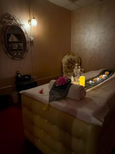 Llit o llits en una habitació de Doha Dynasty Hotel