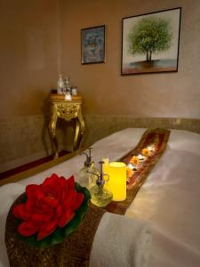 Llit o llits en una habitació de Doha Dynasty Hotel