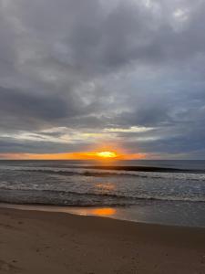 库瑞尼卡慕斯卡Domek Judyty的日落在海滩上与大海