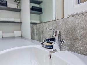 un lavandino in bagno con rubinetto cromato di Le Palais - Hypercentre a Grenoble Altre 61 foto