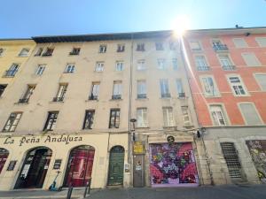 un edificio con la scritta la perla antigua di Le Palais - Hypercentre a Grenoble