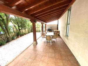 patio con tavolo e sedie di Relax y conexion - cerca de todo a Santander