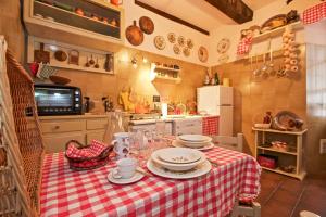 Η κουζίνα ή μικρή κουζίνα στο Casa Laura +8 φωτογραφίες