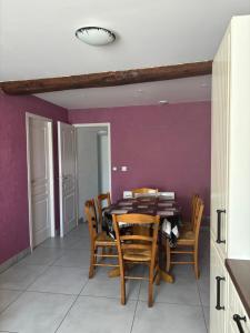 Un comedor con mesa y sillas en La Maison d'Amélie, en Saint-Fort-sur-Gironde 19 fotos más