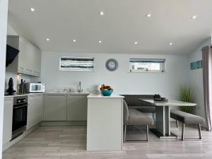 une cuisine avec une table et une salle à manger dans l'établissement 15 Golden Bay Holiday Village - Coastal Retreat with Breathtaking Views, à Westward Ho