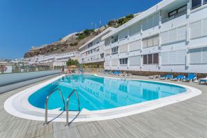 een groot zwembad voor een gebouw bij Brisas Canarias in Puerto Rico de Gran Canaria