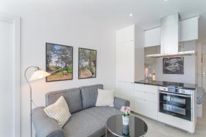 een woonkamer met een bank en een tafel bij Brisas Canarias in Puerto Rico de Gran Canaria