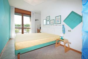 a bedroom with a bed and a table and a window at Corallo Cavallino in Cavallino-Treporti +105 photos