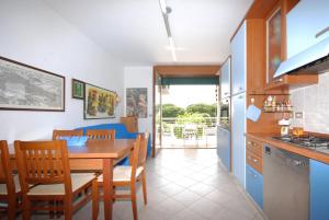 a kitchen and dining room with a table and chairs at Corallo Cavallino in Cavallino-Treporti