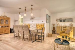 a living room with a table and a dining room at Calme absolu détente en famille & Piscine chauffée in La Tremblade