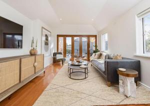 un salon avec un canapé et une table dans l'établissement Stunning South Yarra home, à Melbourne