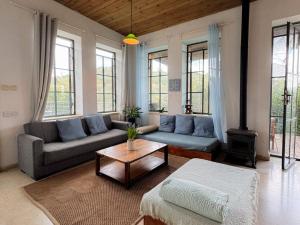 Χώρος καθιστικού στο tranquil beautiful house כליל השחר- צימרים קסומים במיקום מרגיע למשפחות וזוגות