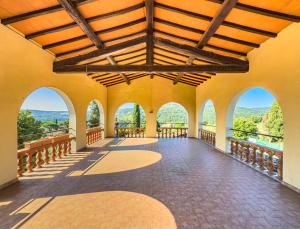a large room with arches and a ceiling with windows at B&B Villa Le Farnete in Comeana