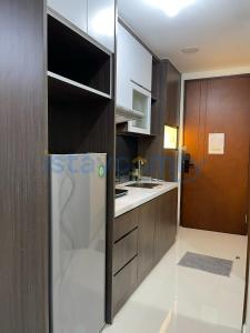 Η κουζίνα ή μικρή κουζίνα στο 1BR Pollux Habibie B1207 City and Sea View