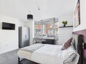 Un dormitorio blanco con una cama y una ventana. en Hartington, en Stockton-on-Tees